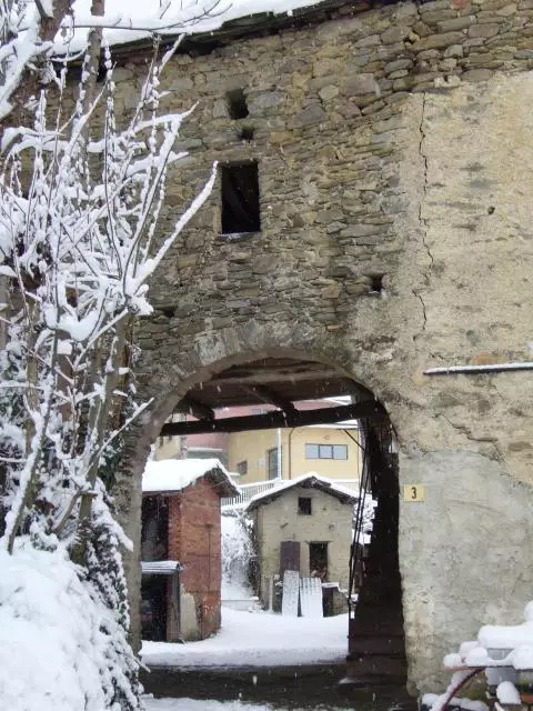 Antico arco in pietra. Borgo Santa Lucia