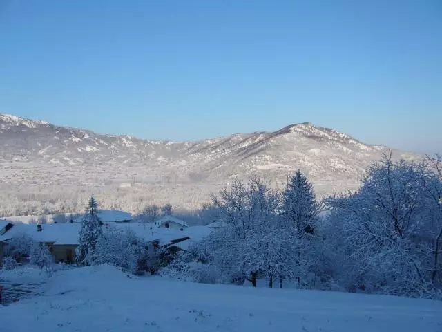 Paesaggio invernale con Monte Bracco sullo sfondo
