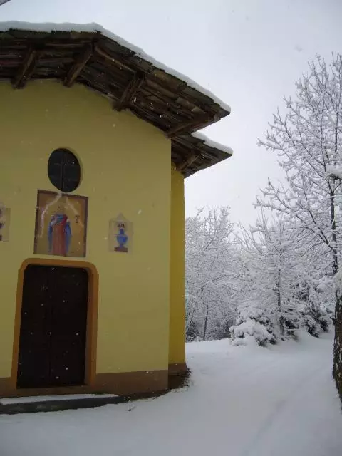 Cappella di Santa Lucia sotto la neve